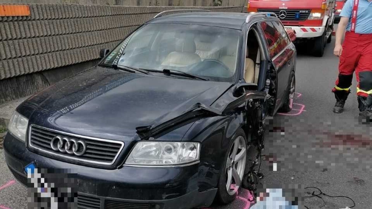 Vážna nehoda na diaľnici. Do muža pri odstavenom aute vrazila dodávka