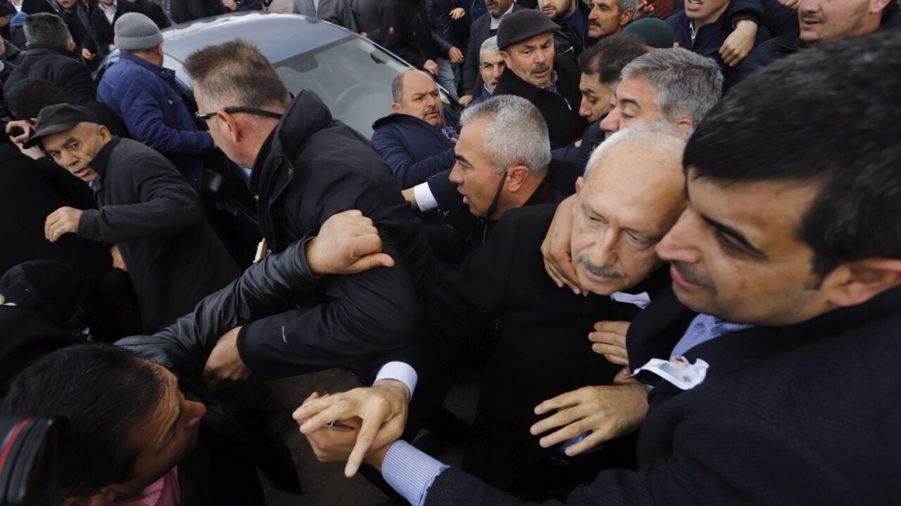 Lídra opozície na pohrebe napadli a bili, spasila ho ochranka