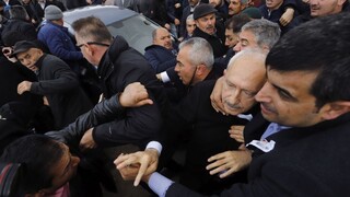 Lídra opozície na pohrebe napadli a bili, spasila ho ochranka