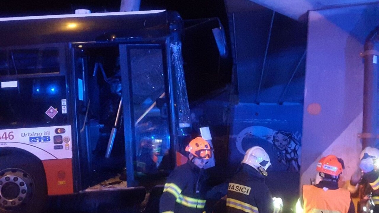 Autobus vrazil do stĺpa. Nehoda v Brne si vyžiadala niekoľko zranených