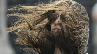 Na západe a severe sa rozfúkalo, vietor môže spôsobiť škody