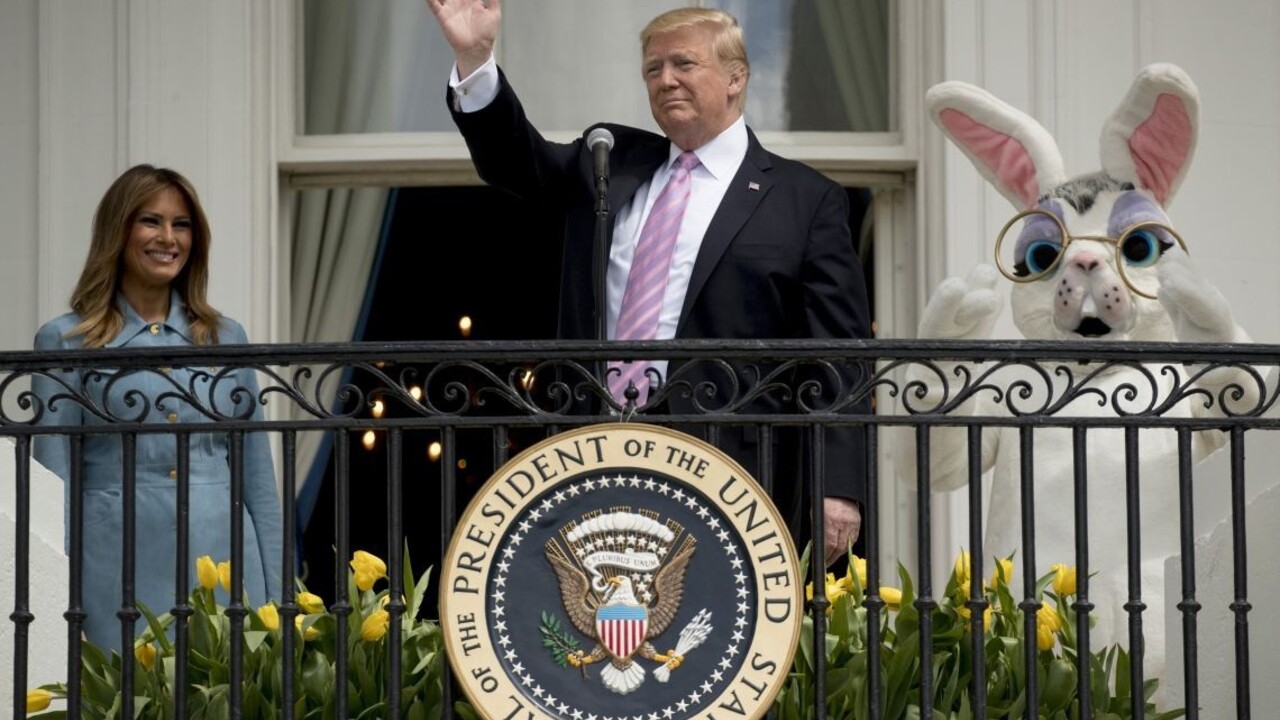 Pri Bielom dome kotúľali vajíčka, prišiel i Trump so zajacom