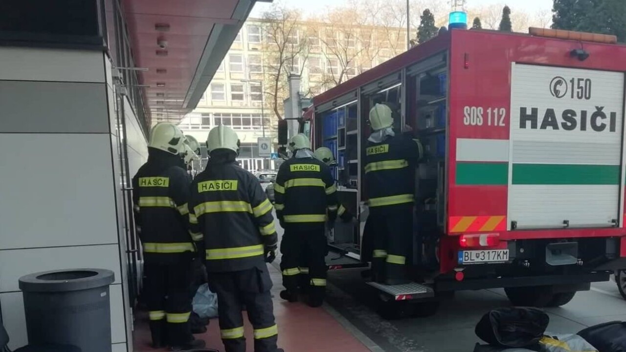 Robotník spadol do hlbokej komory, na miesto privolali hasičov