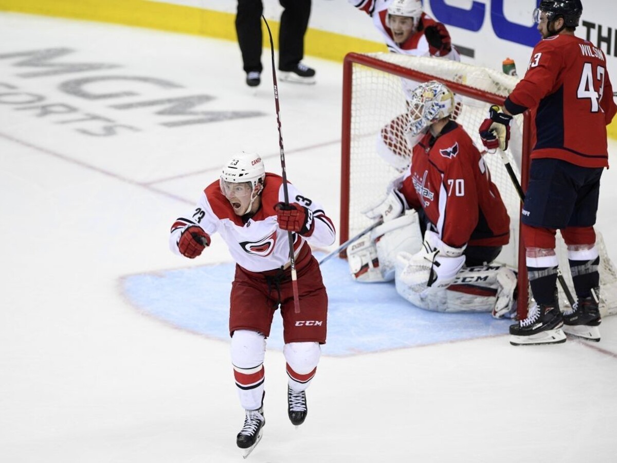 NHL: Carolina zdolala po predĺžení Washington, rozhodol McGinn