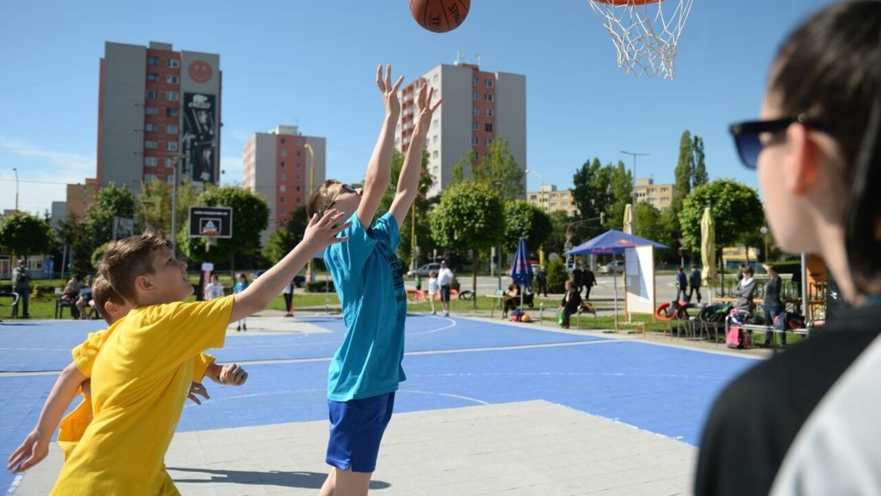 Národniari prichádzajú do parlamentu so športovými poukazmi pre deti