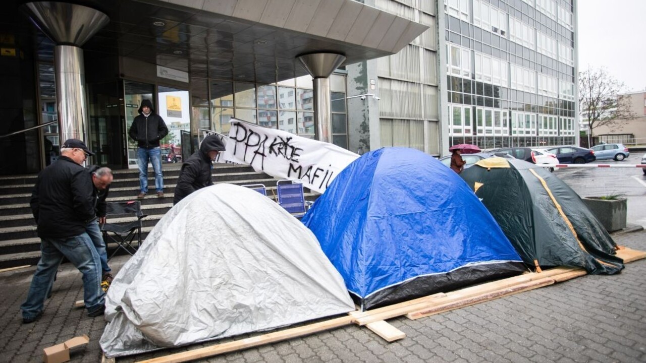 Farmári stanujú pred budovou PPA. Podávajú trestné oznámenie