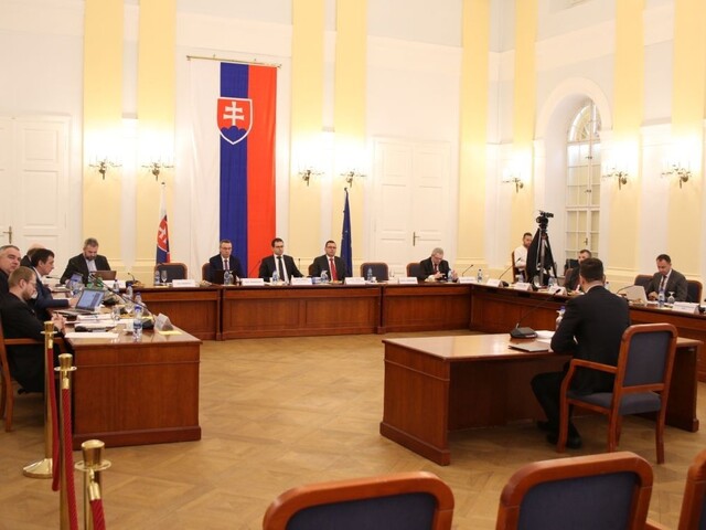 Zverejnili, kedy a kde vypočujú ďalších kandidátov na ÚS