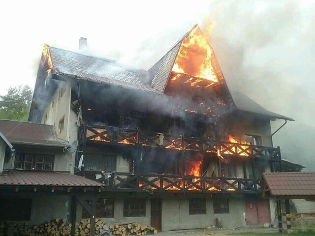 Pri Žiari nad Hronom zhorela ubytovňa, zasiahlo vyše 40 hasičov