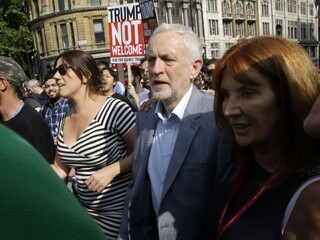 Pozvanie na večeru s Trumpom odmietol aj Mayovej rival Corbyn