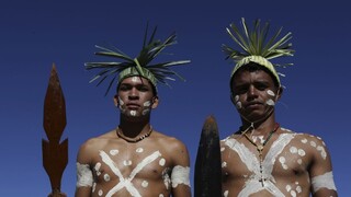 Domorodci bojujú o svoje územia, utáborili sa pred budovami vlády