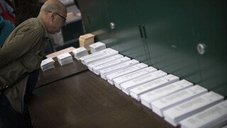 Španieli hlasovali v predčasných voľbách, favoritom boli socialisti