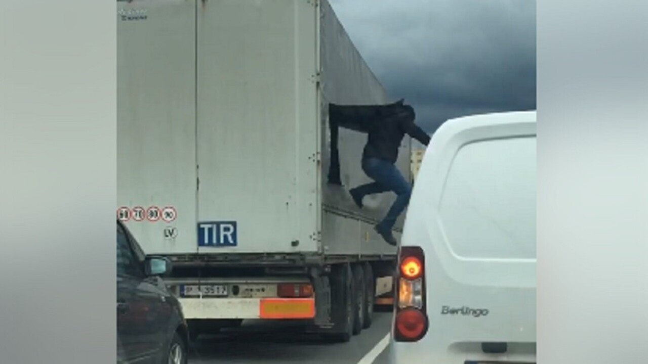 Z kamióna v Prešove vyskočili migranti. Nasledoval zásah polície