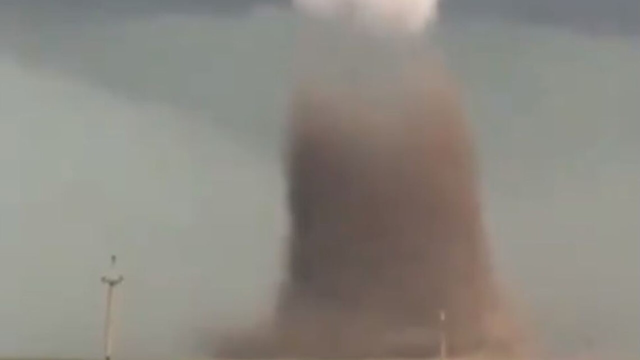 Rumunskom sa prehnalo tornádo. Zachytilo autobus a odhodilo ho