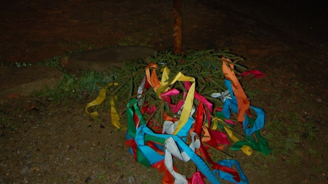 Stavanie mája sa skončilo tragicky. Na chlapca spadol kmeň