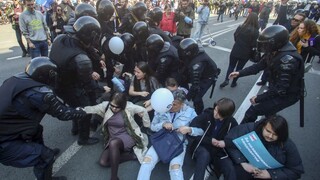 Putin je zlodej, kričali demonštranti. Polícia desiatky ľudí zadržala