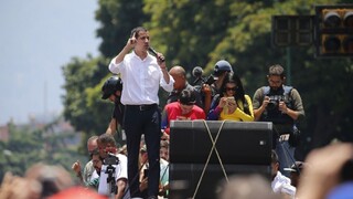 Prehovoril k ľuďom na proteste. Guaidó vyzval na generálny štrajk