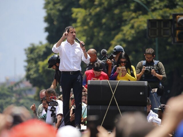 Prehovoril k ľuďom na proteste. Guaidó vyzval na generálny štrajk