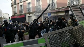 Dostali sa do zrážok s políciou. V Paríži zatkli stovky ľudí