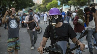 Venezuela sa zmieta v chaose, počas zrážok zastrelili ženu