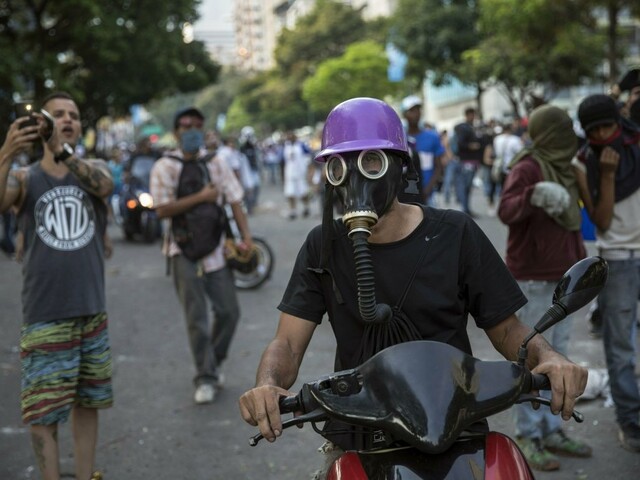 Venezuela sa zmieta v chaose, počas zrážok zastrelili ženu