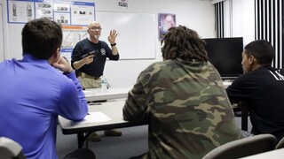 Učitelia majú zabrániť streľbám na školách, povolili im nosiť zbraň