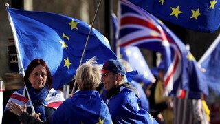 Státisíce ľudí chcú zostať v Británii, žiadajú o pobyt po brexite