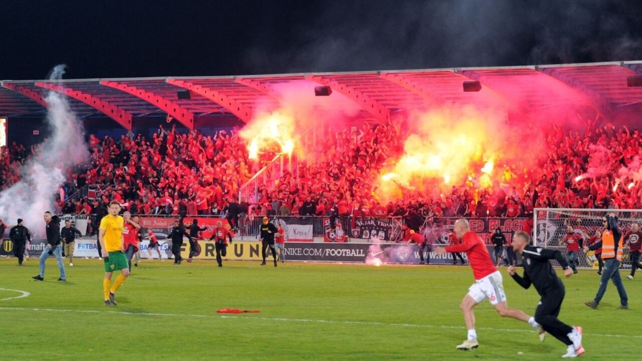Chuligáni značne poškodili vynovený štadión. Náklady ponesie SFZ