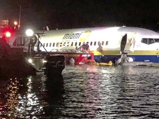 Boeing minul pristávaciu dráhu, skončil v rieke