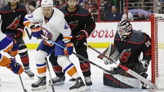 NHL: Carolina v sérii nedala šancu Islanders, Dallas má mečbal