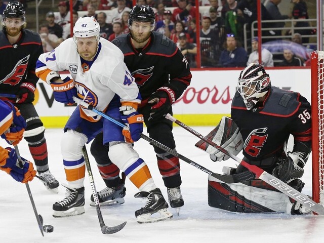 NHL: Carolina v sérii nedala šancu Islanders, Dallas má mečbal
