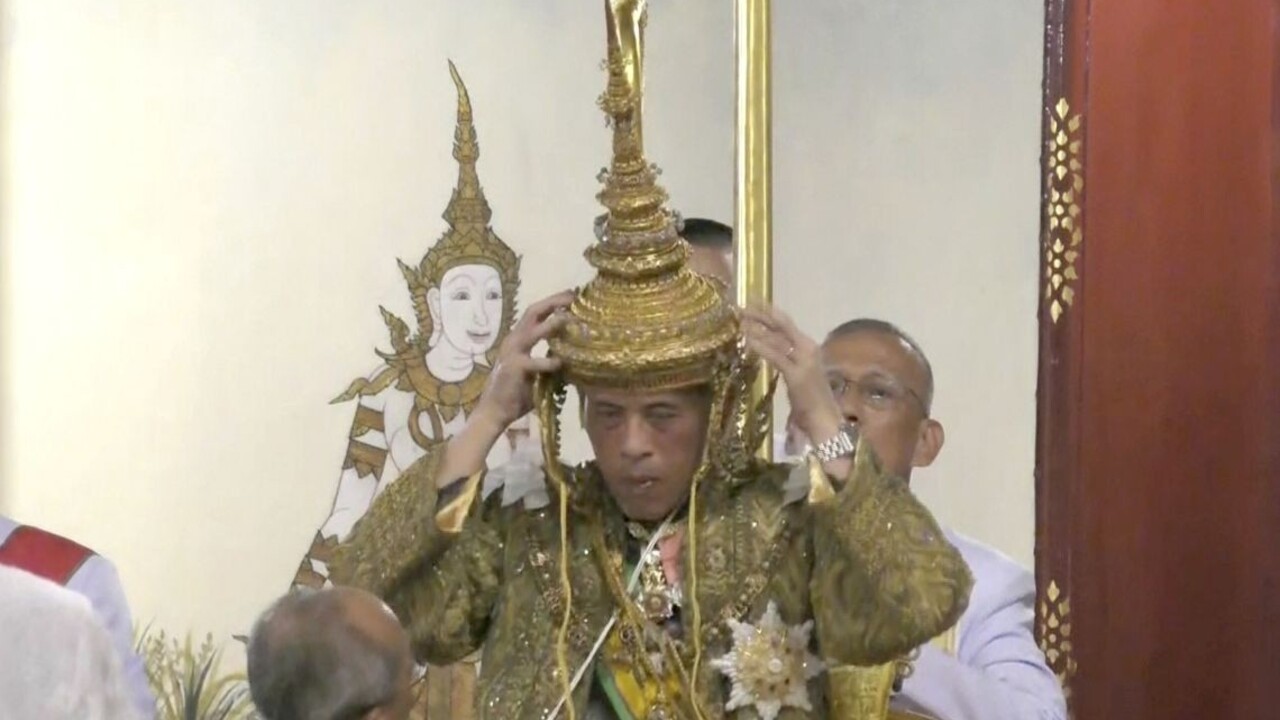 Thajsko má nového kráľa. Jeho koruna váži viac ako sedem kíl