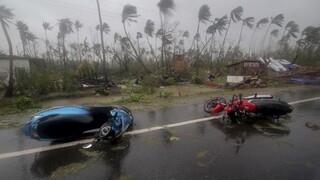 India sa spamätáva, cyklón po sebe zanechal spúšť aj obete