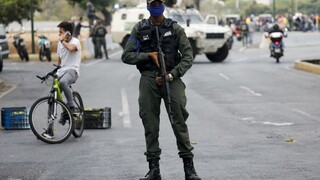 Guaidó podporu armády neodhadol, nevylúčil pomoc od USA