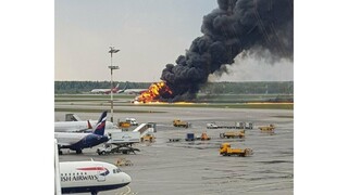 Ohnivé peklo. Do lietadla trafil blesk, pristátie sa skončilo tragicky