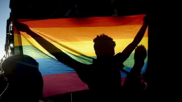 Sultán zmenil názor. Gejov a lesby v Bruneji neukameňujú