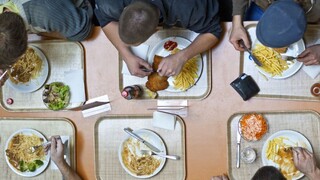 Neobedujte za pracovným stolom. Je na to niekoľko dôvodov