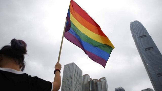 Žena na katolícku ikonu pridala LGBT symbol. Hrozí jej väzenie