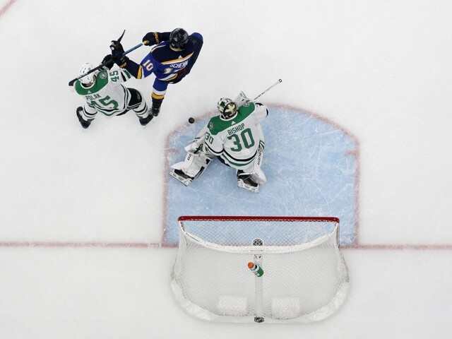 NHL: Hokejisti St. Louis využili domácu výhodu a sú vo finále