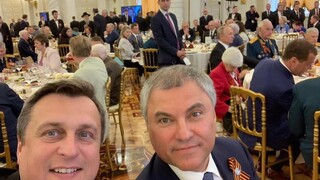 Danko na prehliadke sedel vedľa Volodina, podal si ruku s Putinom