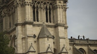 V okolí katedrály Notre-Dame je stále veľké množstvo olova