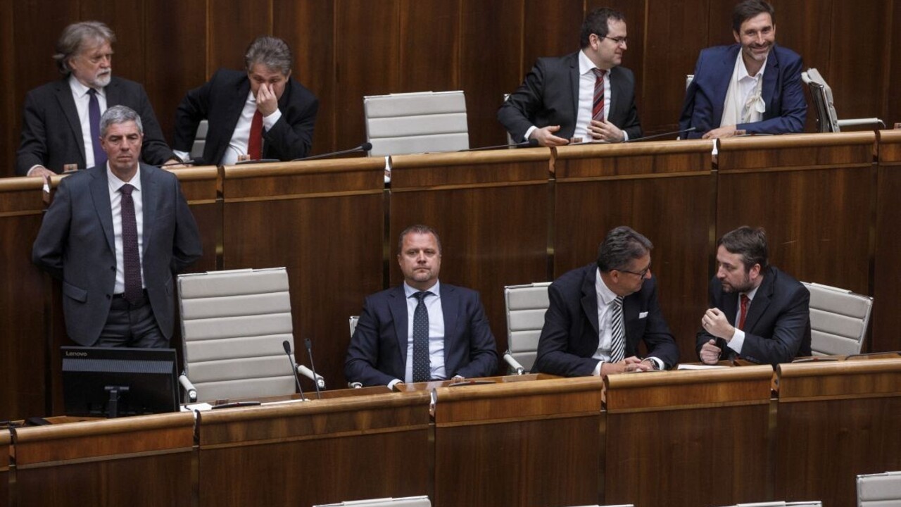 Novelu, ktorá hovorila aj o cudzích hymnách, opäť schválili