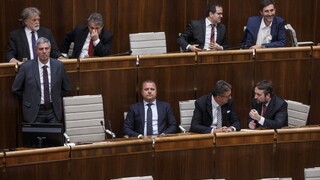 Novelu, ktorá hovorila aj o cudzích hymnách, opäť schválili