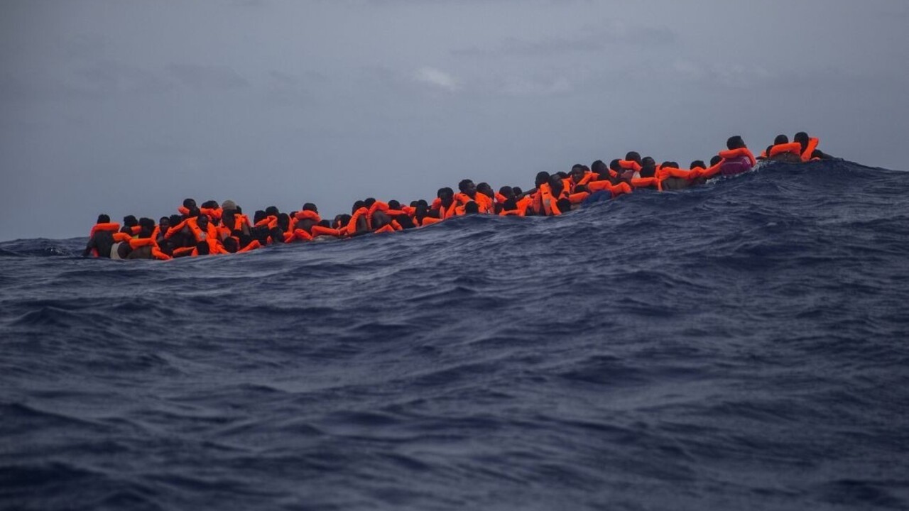 Čln s migrantmi sa na mori prevrátil, hlásia desiatky mŕtvych