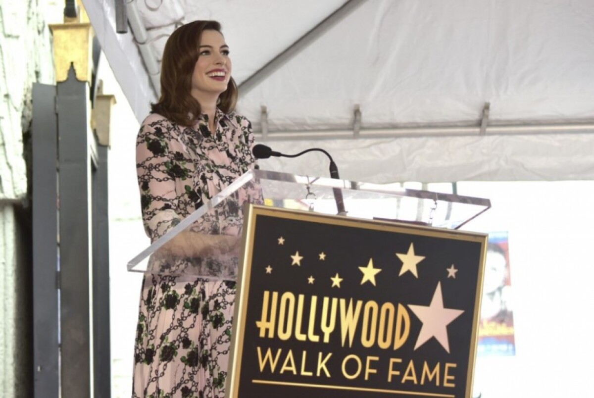 anne-hathaway-honored-with-a-star-on-the-hollywood-walk-of-fame-44218-13476f34fe5f4a3f8d02f1ae132fb634_659dcea8.jpg