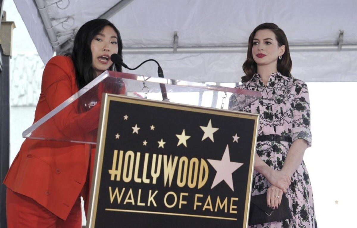 anne-hathaway-honored-with-a-star-on-the-hollywood-walk-of-fame-52855-3c8ac4404872482cbc6c05e5fbedc595-1_a13f1347.jpg
