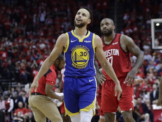 NBA: Warriors postúpili do finále, Curry hviezdil s boľavým prstom