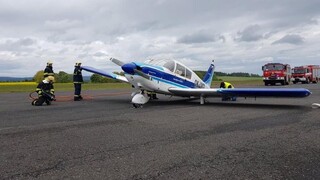 V Česku núdzovo pristálo lietadlo, malo poškodený podvozok