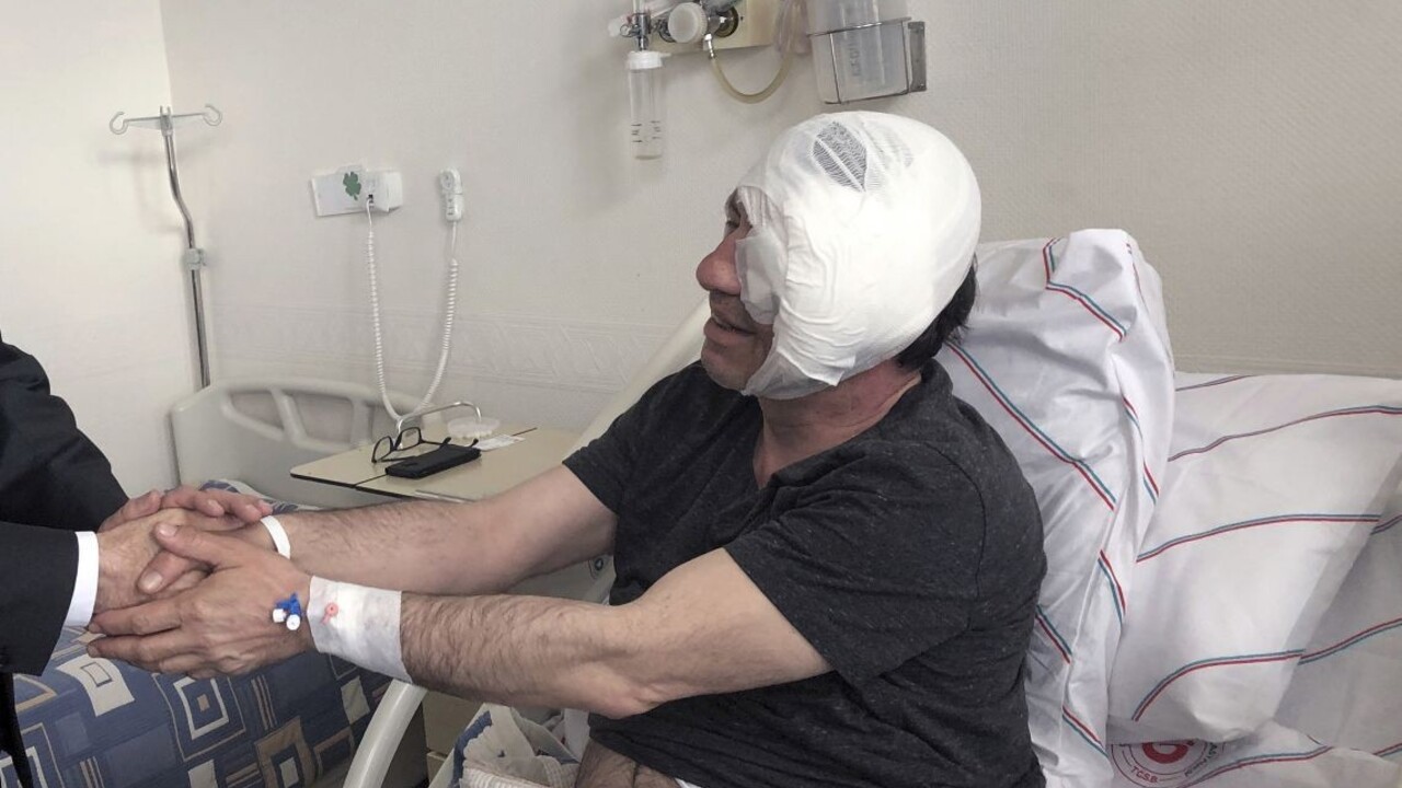 Známeho novinára napadli bejzbalkami. Počkali si ho pred domom