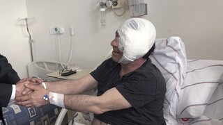 Známeho novinára napadli bejzbalkami. Počkali si ho pred domom