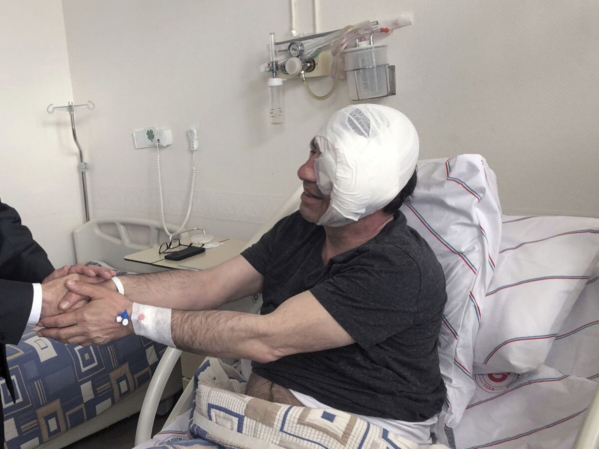 Známeho novinára napadli bejzbalkami. Počkali si ho pred domom
